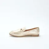 Mocasines de mujer en color dorado con acabado metalizado, diseño clásico de punta redondeada y detalle de herraje metálico en el empeine.