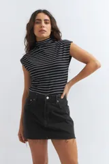 Musculosa negra con rayas horizontales blancas y cuello alto.