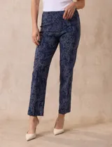 Pantalón de gabardina elastizada con estampado floral multicolor, pretina ancha elastizada y corte recto.