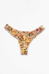 Bombacha less color beige con estampado floral en tonos amarillos, naranjas y rojos.