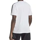 Remera blanca de entrenamiento Adidas Train Essentials con tres rayas negras en los hombros y logo negro en el pecho.