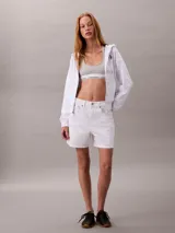 Buzo con capucha y cierre frontal de cremallera, confeccionado en mezcla de algodón y poliéster. Presenta corte regular cropped, mangas largas y logo de la marca estampado en el pecho.