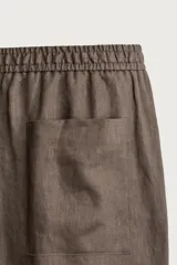 Pantalón relaxed fit de lino color negro, con cintura elástica ajustable con cordón y bolsillos frontales.