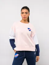 Buzo de cuello redondo con diseño de bloques de color en rojo, blanco y azul. Presenta el logo de Umbro y el escudo del Club Nacional de Football bordados en el pecho.