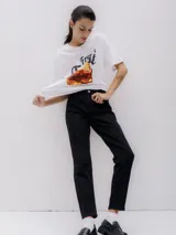 Jean mom fit de tiro alto en denim, corte relajado y cómodo con bolsillos traseros.