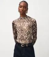 Blusa de tule con estampado animal print, de manga larga y cuello alto.