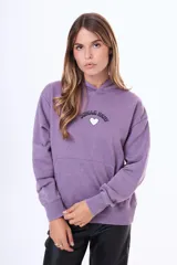 Buzo tipo canguro de felpa con capucha, color violeta con efecto lavado. Presenta un estampado frontal con la frase 'Jungle Army' y un corazón blanco, además de un bolsillo tipo canguro delantero.