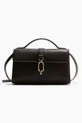 Cartera cruzada color marrón oscuro con acabado texturizado suave. Cuenta con asa superior, correa ajustable y solapa con cierre de mosquetón ovalado metálico.