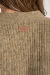 Cardigan de lana color verde oliva, con cuello en V, cierre frontal de botones y diseño de punto acanalado con corte oversize.