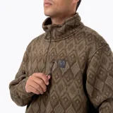 Campera polar de hombre con tejido exterior tipo punto y forro interior térmico. Presenta cierre frontal completo, cuello alto y bolsillo vertical en el pecho con parche de la marca.
