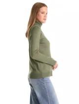 Polera de tejido fino, color rosado, con cuello alto, manga larga y detalle de tajo en los puños.