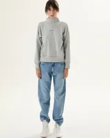 Buzo gris claro de algodón con cuello medio y estampa rectangular con diseño de paisaje marítimo en tonos azules.