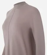 Suéter verde oscuro de punto con cuello alto y mangas largas.