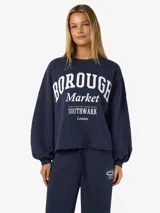 Buzo azul marino con estampado frontal blanco que dice "BOROUGH Market SOUTHWARK London". Tiene cuello redondo, mangas abullonadas con puños acanalados y ruedo acanalado.