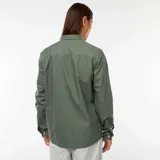 Camisa de corte regular fit en tejido oxford color verde, con cuello abotonado y cierre frontal de botones.
