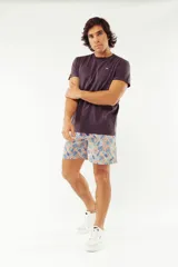 Short de baño azul con franjas horizontales en celeste y azul claro. Cuenta con cintura elástica ajustable con cordón, dos bolsillos laterales y uno trasero.