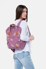 Mochila de lona azul con estampado floral, asas de mano superiores unidas por una tira con broche, detalles en cuero sintético marrón, bolsillo frontal con cierre y compartimentos laterales.