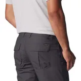 Pantalón cargo Columbia de corte recto, color gris oscuro, con múltiples bolsillos funcionales, incluyendo bolsillos laterales, bolsillos cargo con cierre de velcro y bolsillos traseros. Cuenta con trabillas para cinturón, anilla en D y dobladillo ajustable con ceñidor.