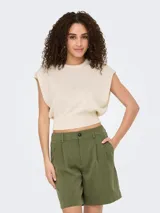Top de punto acanalado color beige, sin mangas, con cuello redondo y diseño de corte regular.