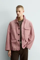 Cazadora de corte relajado confeccionada en algodón con efecto lavado. Presenta cuello solapa, cierre frontal con botones, mangas largas y múltiples bolsillos de plastrón con solapa en el delantero.