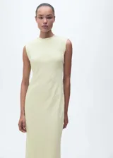 Vestido midi de diseño recto y sin mangas, con cuello redondo y textura efecto arrugado. Presenta un cierre de lazo en la parte posterior.