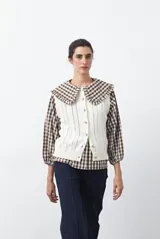 Chaleco tejido de punto color marrón oscuro, con botones frontales y diseño de punto calado vertical.