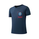 Remera azul marino de algodón con cuello redondo y manga corta. Estampado frontal con el escudo del Paris Saint-Germain y la palabra "Paris" en rojo.