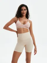 Short de compresión color beige, de talle alto y diseño sin costuras con terminaciones onduladas.