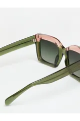 Lentes de sol Tiwi modelo Mali, con marco bicolor verde y rosa, y lentes con degradado verde.