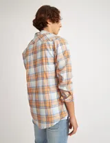 Camisa de manga larga a cuadros amarillos, blancos y grises, con bolsillo en el pecho y botones de pasta.