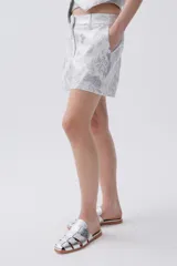 Short de brocato blanco con estampado de flores plateadas.