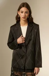 Blazer negro de poliéster con diseño de rombos formados por strass, cuello solapa, cierre frontal con botones y bolsillos laterales.