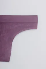 Colaless de microfibra color beige, con tejido acanalado (canalé) y tiro bajo.