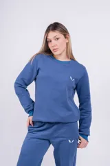 Buzo negro de algodón de corte clásico con cuello redondo y mangas largas. Tiene un pequeño logo bordado en el pecho.