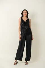 Blusa italiana laminada color negro con cuello drapeado y sin mangas.