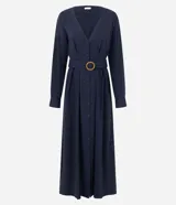 Vestido largo midi estilo chemise de color azul marino, confeccionado en mezcla de viscosa y lino. Presenta escote en V, mangas largas con puños abotonados, cierre frontal de botones y cinturón ajustado del mismo tejido con hebilla redondeada.