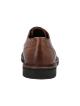 Zapato de vestir tipo derby en cuero color cognac, con cordones y suela de goma negra con detalle de costura vista.