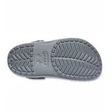 Zuecos Crocs modelo Bayaband color azul marino, con banda blanca y línea roja en la suela que incluye el logo de la marca en letras rojas.
