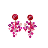 Aros colgantes hechos a mano con cristales y piedras naturales fucsias. Cuentan con una cabeza de resina italiana a tono con un cristal Swarovoski engarzado.