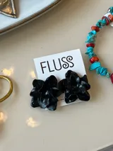 Par de caravanas con forma de flor, hechas a mano en porcelana.