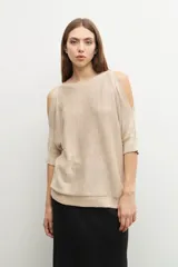 Sweater de tejido de punto con acabado brillante, diseño de hombros descubiertos y mangas cortas con puños ajustados.
