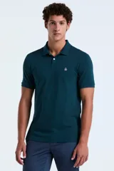 Chomba de piqué color verde oscuro, con cuello clásico, cierre frontal de dos botones y logo bordado en el pecho.