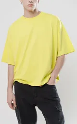 Remera de manga corta color amarillo neón, con cuello redondo y calce holgado (boxy fit).