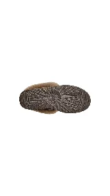 Pantuflas UGG color marrón con interior de piel sintética color beige.
