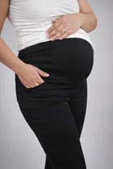 Pantalón de vestir negro diseñado para el embarazo, con faja elástica integrada para mayor comodidad y soporte abdominal.