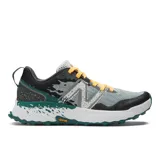 Championes de trail running New Balance Fresh Foam X Hierro v7 para hombre. Capellada gris con detalles en negro y verde. Suela Vibram® Megagrip para mayor tracción y resistencia.
