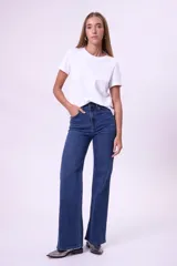 Pantalón de jean azul de corte wide leg y tiro alto.