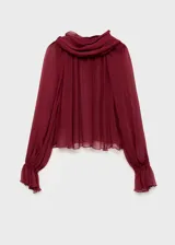 Blusa de viscosa color bordó, con diseño semitransparente, cuello drapeado con adorno de fular y mangas largas con puños elásticos.