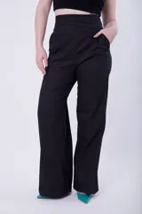 Pantalón de vestir negro de tiro alto y corte palazzo, con bolsillos laterales.