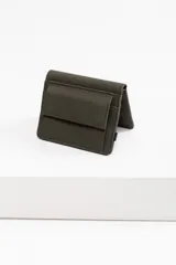 Billetera plegable color verde oliva de cuero vegano con bolsillo exterior con solapa.
